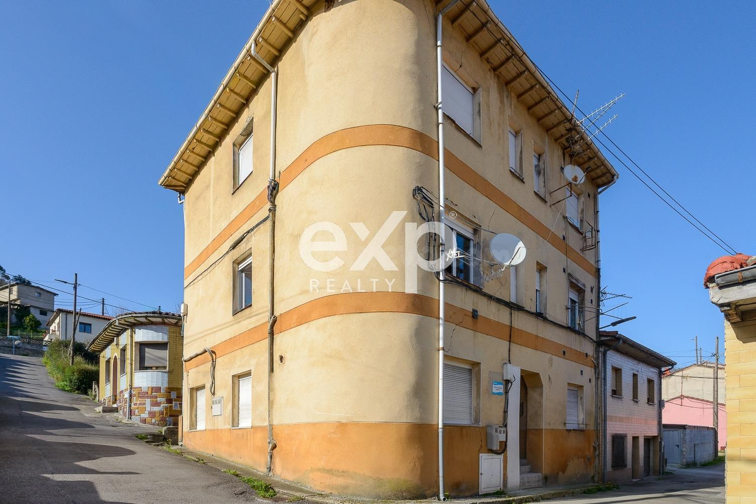 EDIFICIO DE 3 PLANTAS CON 3 VIVIENDAS INDEPENDIENTES Y VISTAS AL VALLE