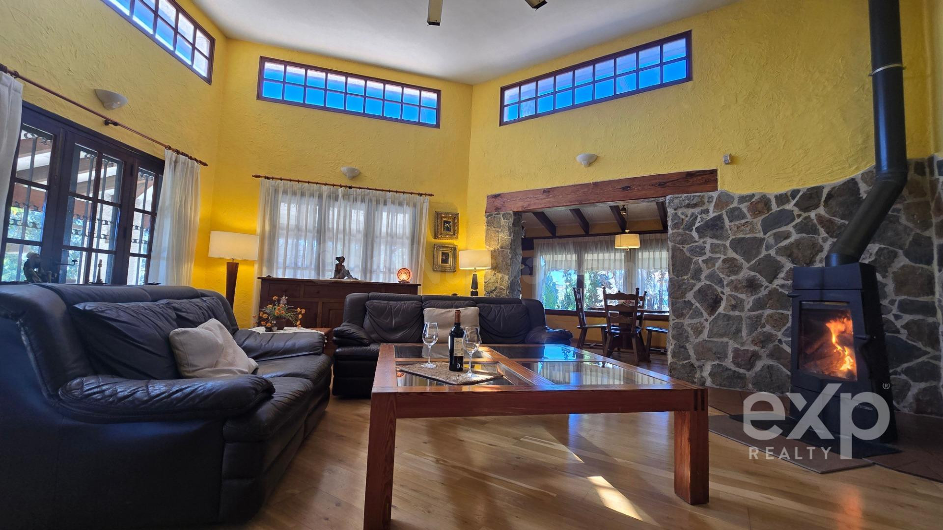 Hogar con encanto, jardín, piscina y espacios que enamoran.