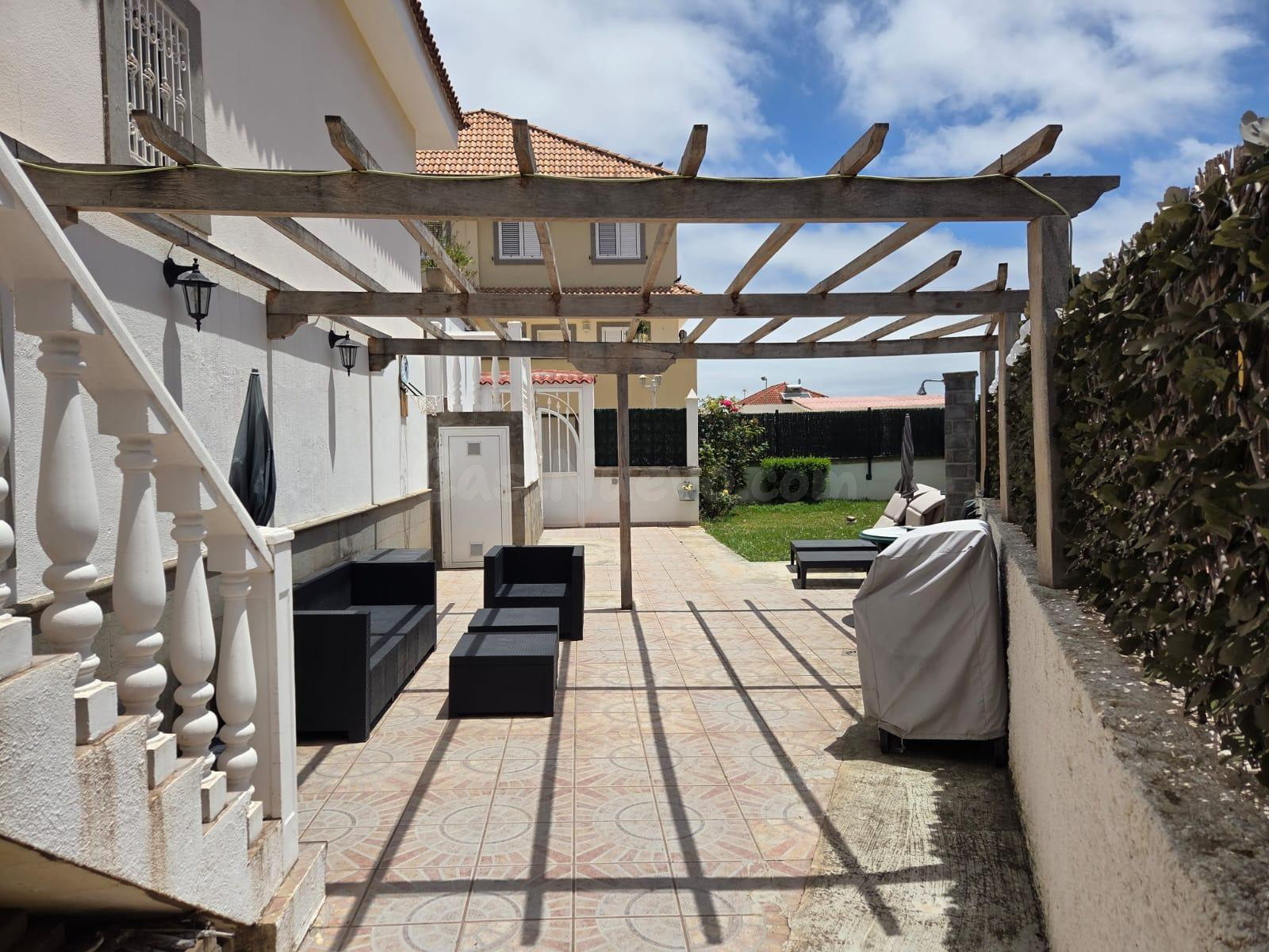 Chalet  pareado  con jardín, zona chill-out, estudio independiente   y garaje para 2/3 coches en Las Mesas