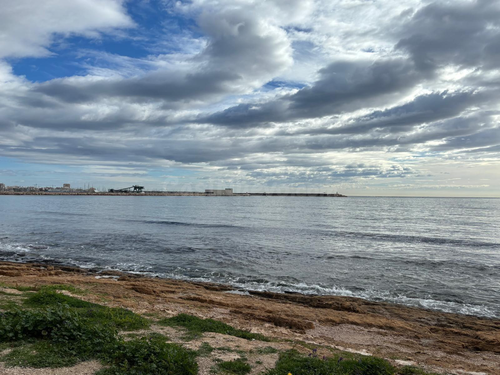 GRAN APARTAMENTO EN PRIMERA LÍNEA EN TORREVIEJA, 2 HAB, 1 BAÑO