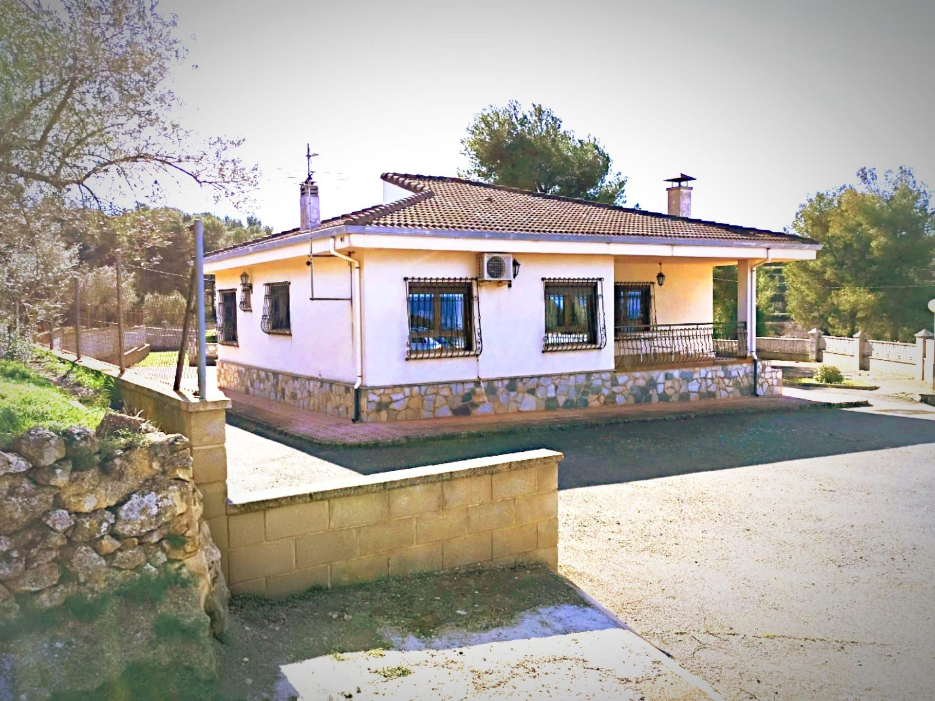 Chalet con encanto y gran parcela con olivos a los pies de la Sierra de Mariola