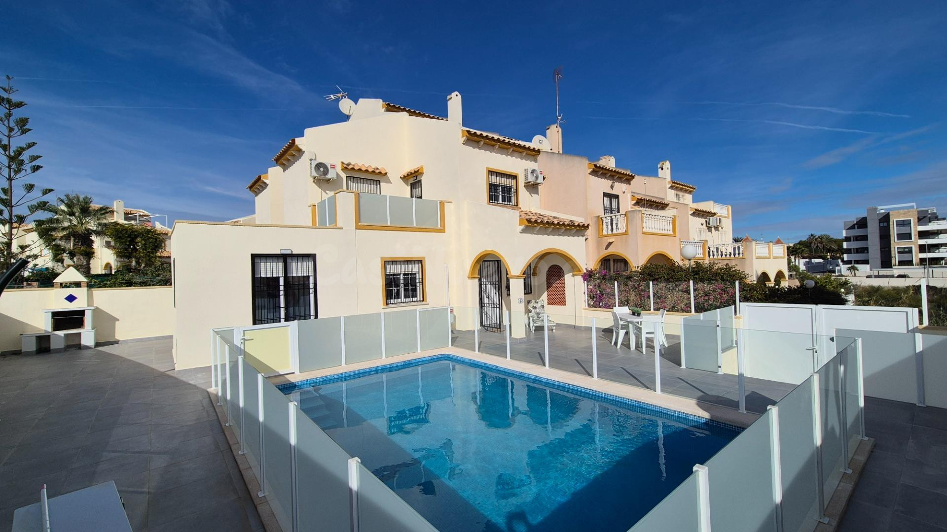 BONITA VILLA PAREADA EN LA ZENIA ORIHUELA COSTA: 2 HAB, 2 BAÑOS