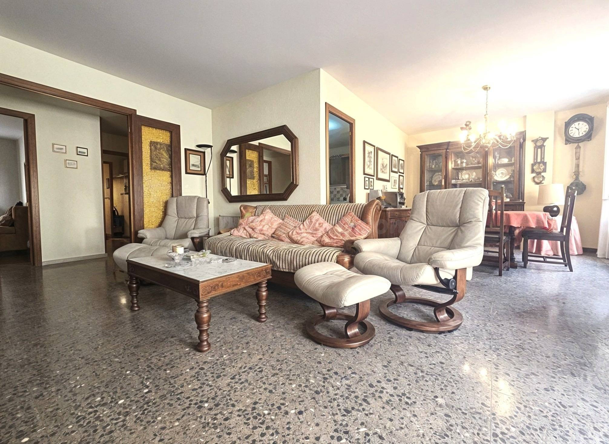 PISO DE 4 habitaciones EN CARRER ESPRONCEDA  de REUS. ¡¡¡PARKING INCLUIDO!!! Barri dels Poetes.