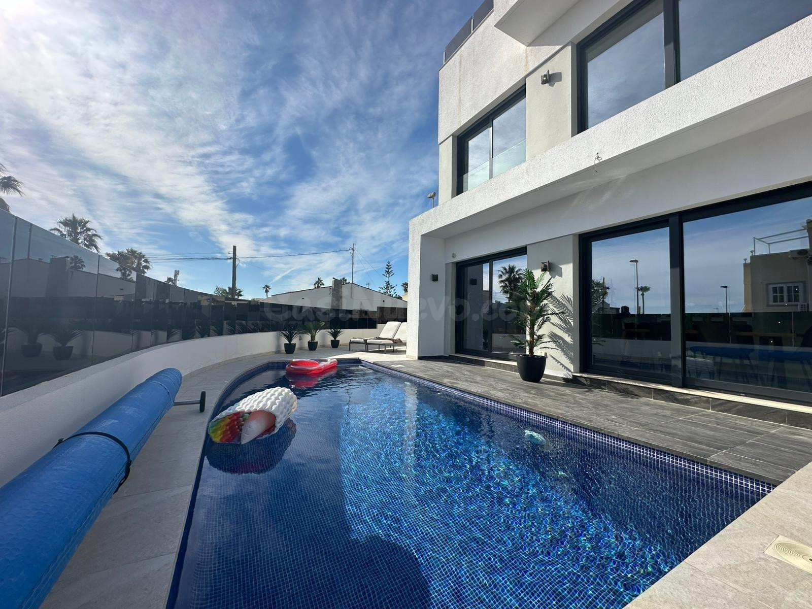 BONITA VILLA EN TORREVIEJA: 4 HAB, 4 BÑOS