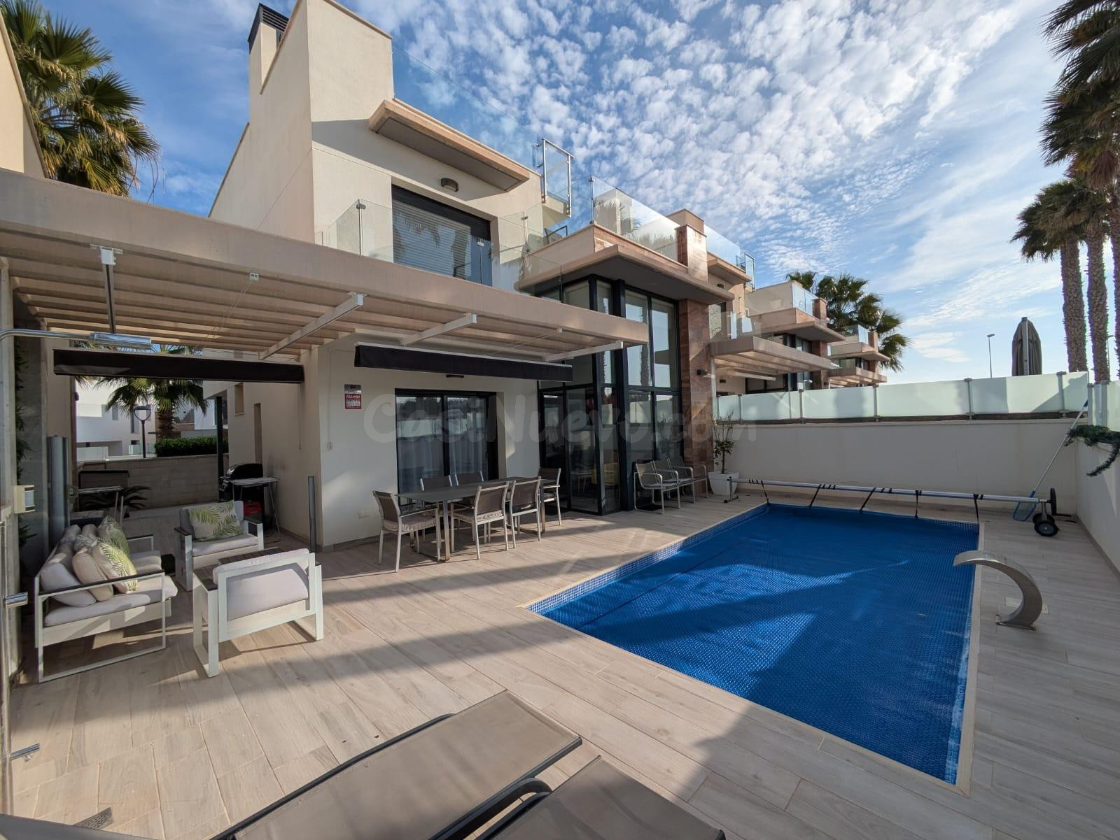 BONITA VILLA EN ORIHUELA COSTA: 3 HAB, 2 BAÑOS