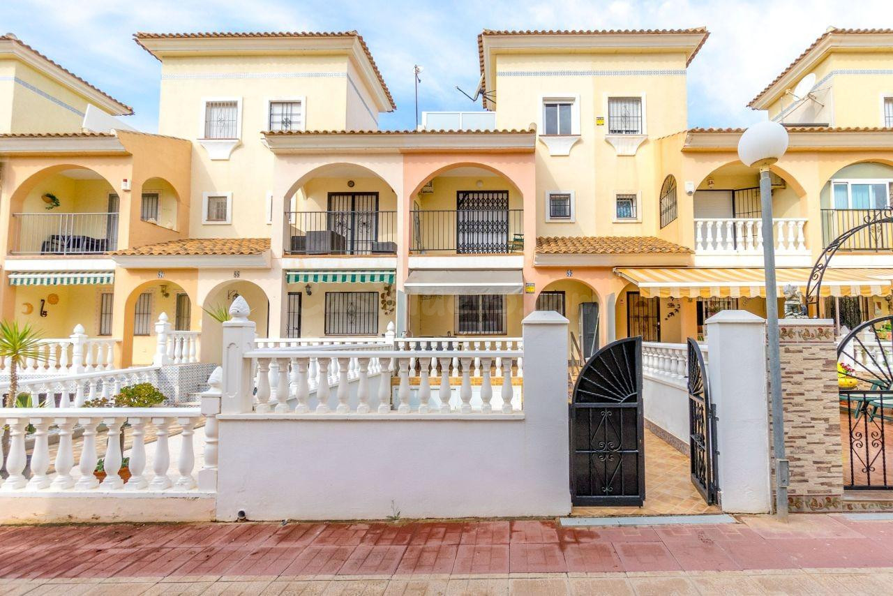 BONITA CASA ADOSADA EN ORIHULA COSTA:3 HAB, 1 BAÑO, 1 ASEO