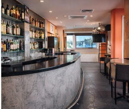 Traspaso de encantador bar-cafetería con terraza en el Zaidín