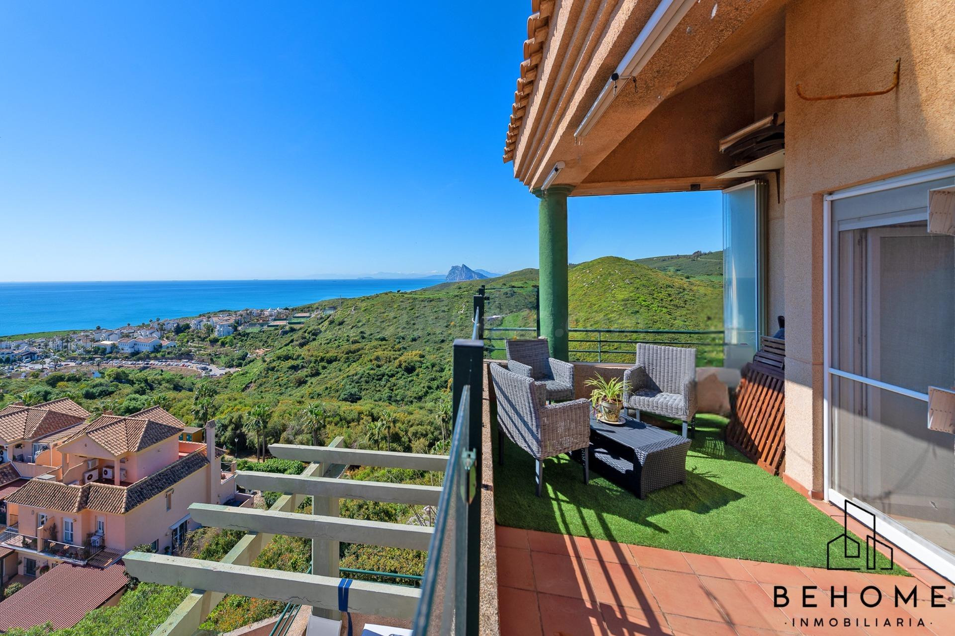 Ático dúplex en La Alcaidesa con vistas al mar y a la montaña