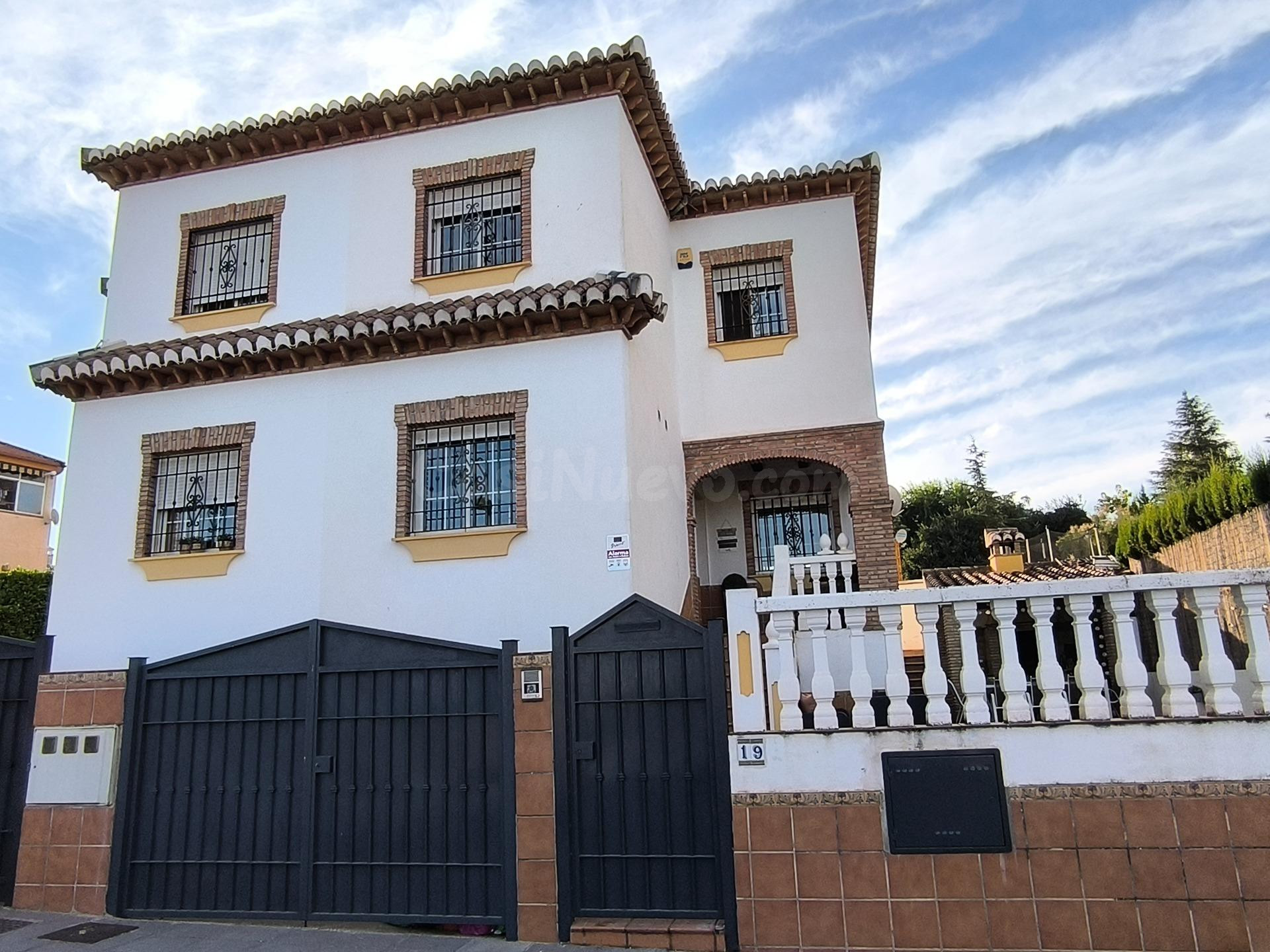 Casa pareada con piscina en La Zubia