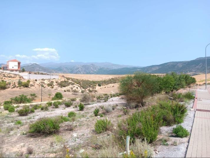Exclusiva parcela en esquina con vistas panorámicas a Sierra Nevada
