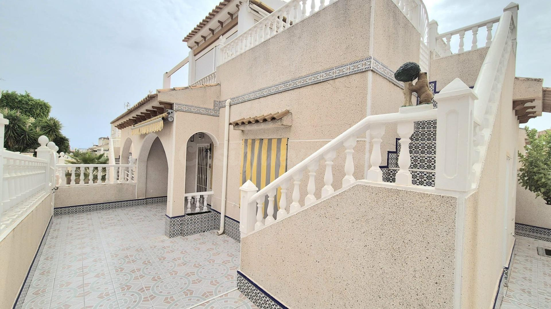 GRAN CHALET ADOSADO EN TORREVIEJA:3 HAB, 2 BAÑO
