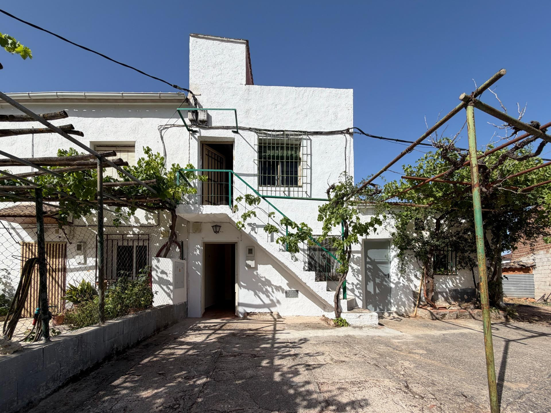 Cortijo con olivos en Agrupación de Mogón