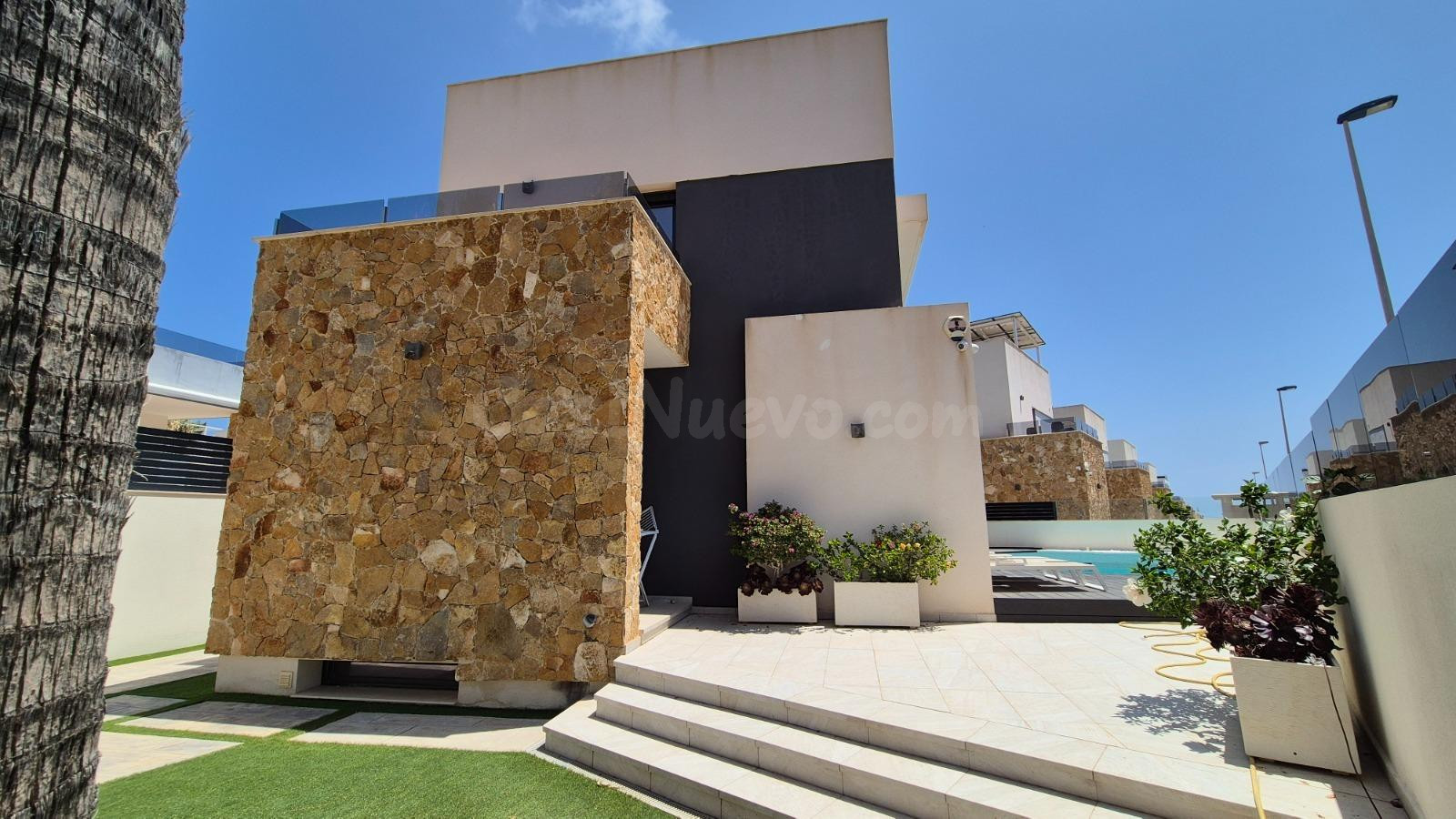 BONITA VILLA EN TORREVIEJA: 4 HAB, 3 BAÑOS