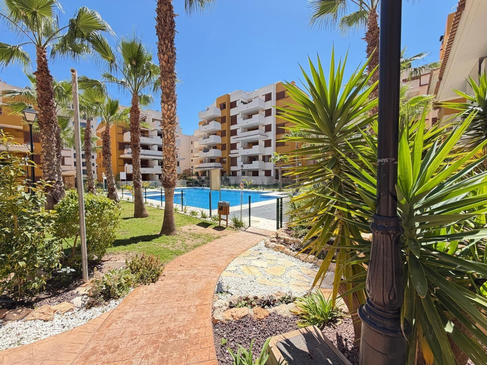 GRAN APARTAMENTO EN TORREVIEJA: 3 HAB, 2 BAÑOS