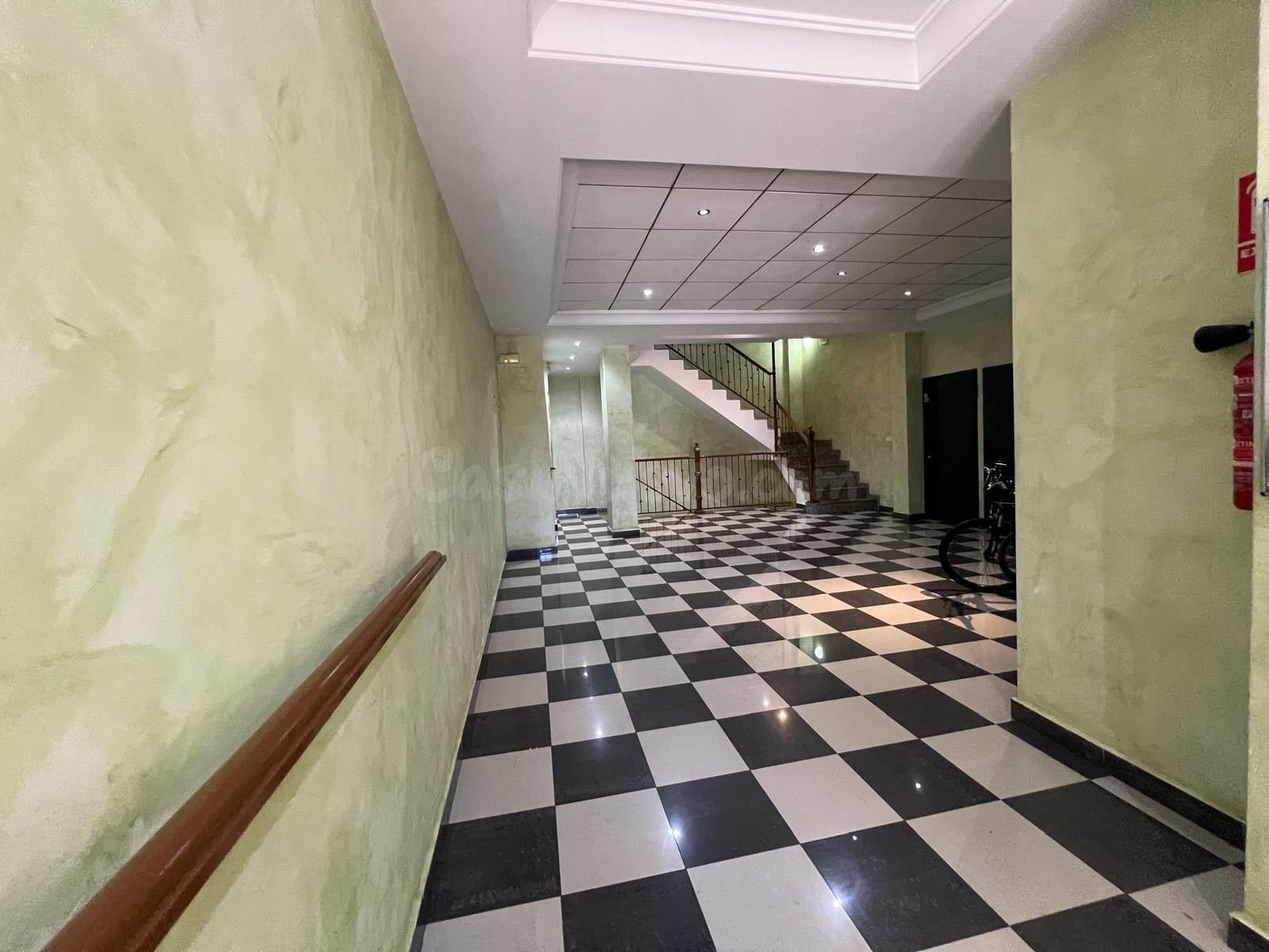 OPORTUNIDAD !!! CENTRO DE TORREVIEJA : 2 HAB, 1 BAÑO, SOLEADO, CERCA DE SERVICIOS.