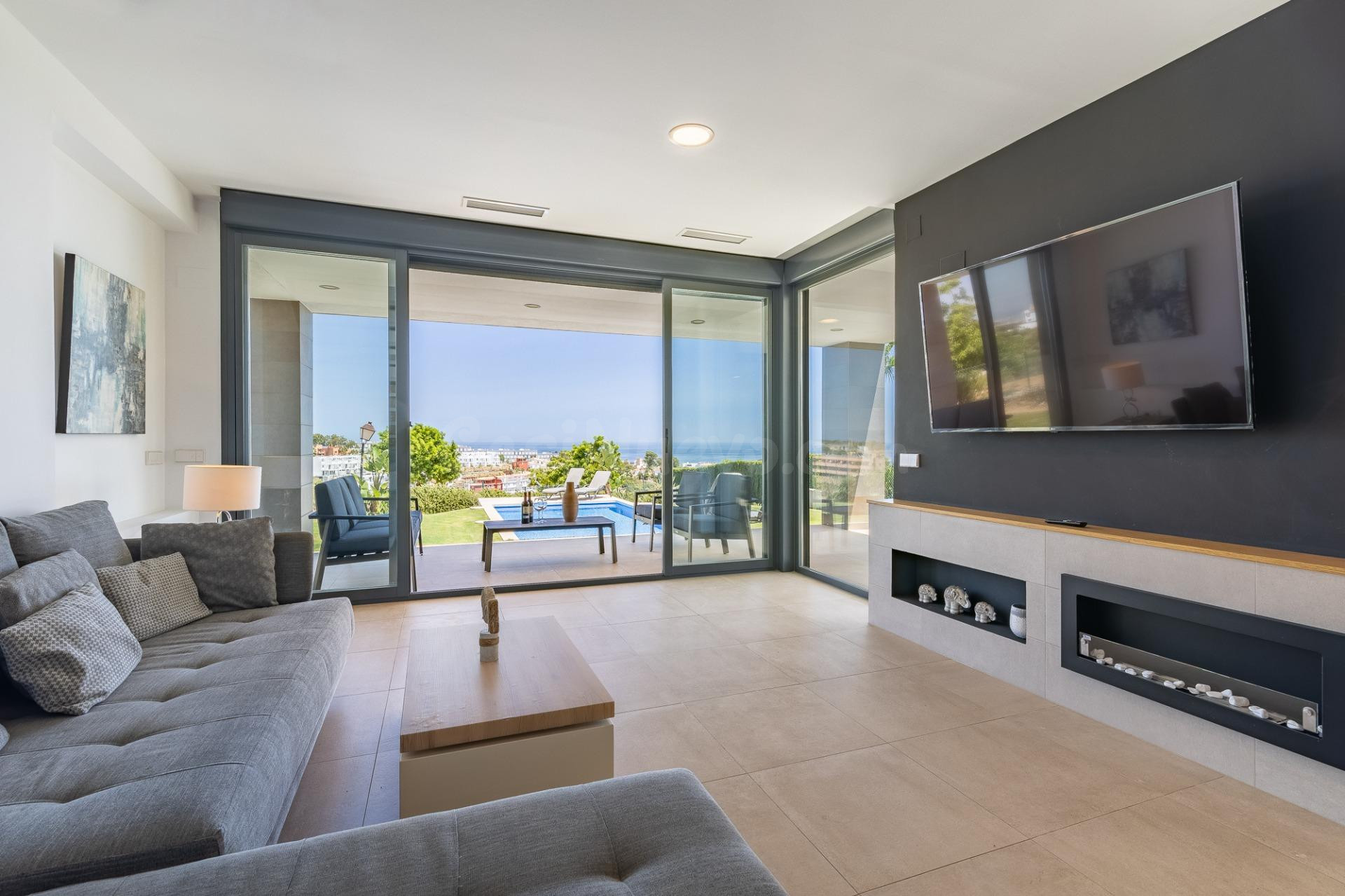 Villa con vistas espectaculares al mar: piscina privada, terraza cubierta y diseño luminoso en la Costa del Sol