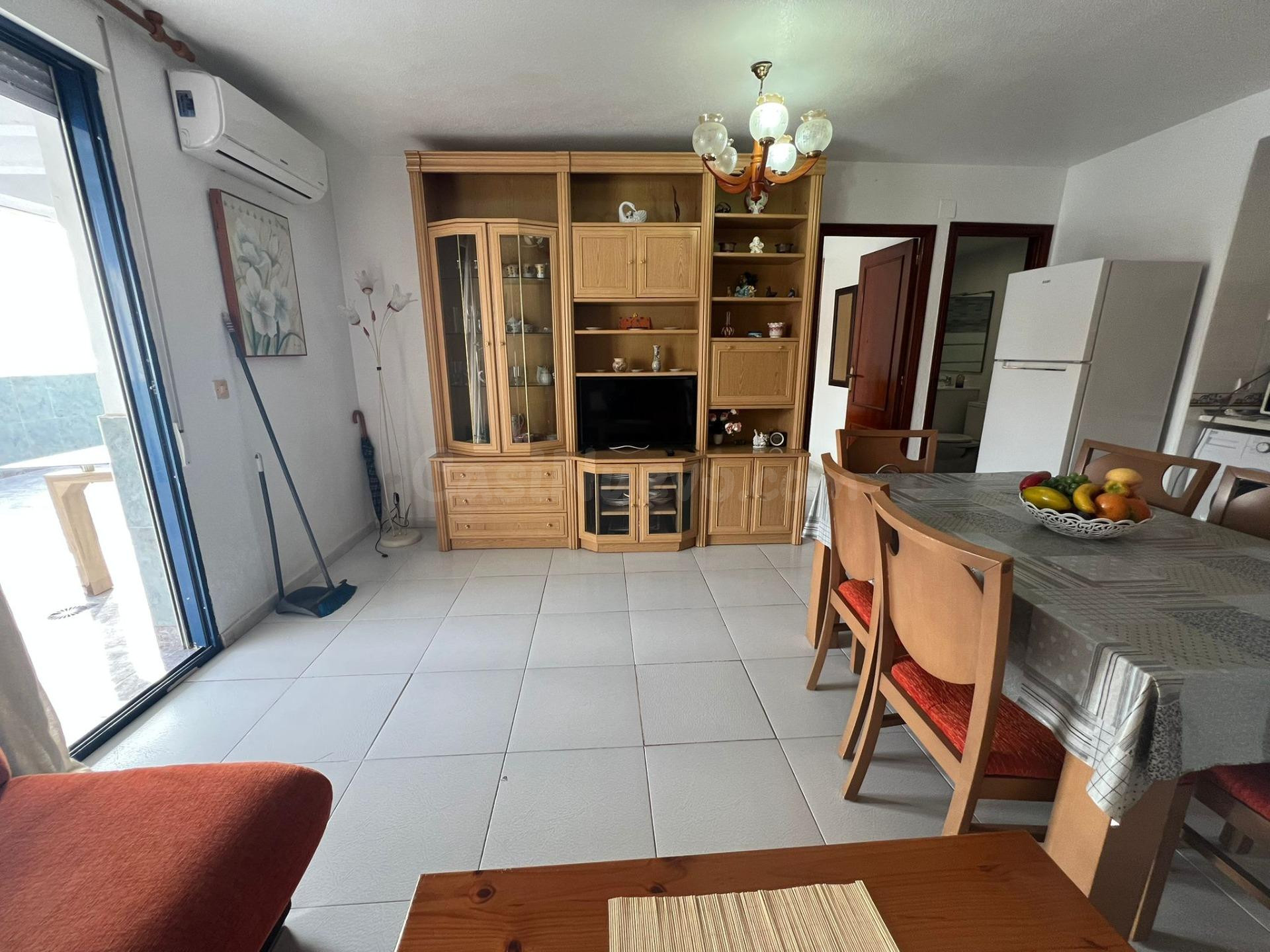 Maravilloso ático de un dormitorio con terraza enorme y piscina comunitaria
