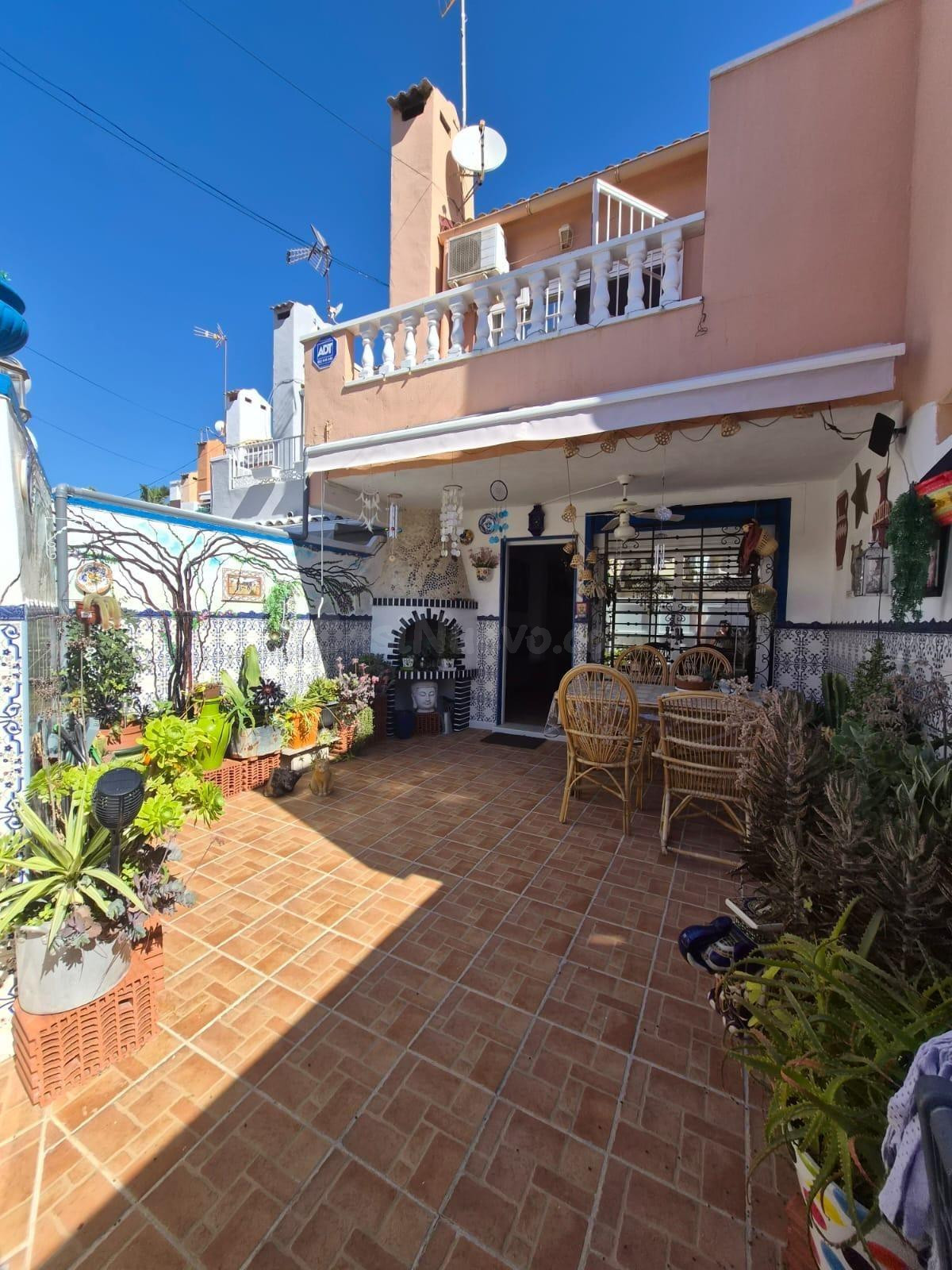 GRAN ADOSADO EN TORREVIEJA: 2 HAB, 1 BAÑO, 1 ASEO