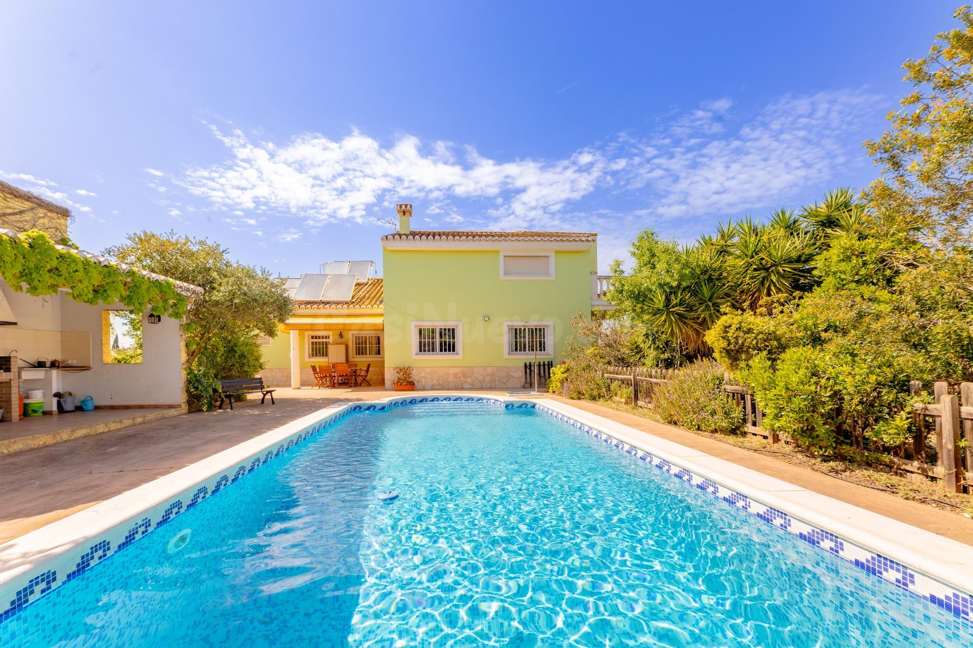 Vivir como en vacaciones: chalet con piscina y jardín, todo en una sola planta