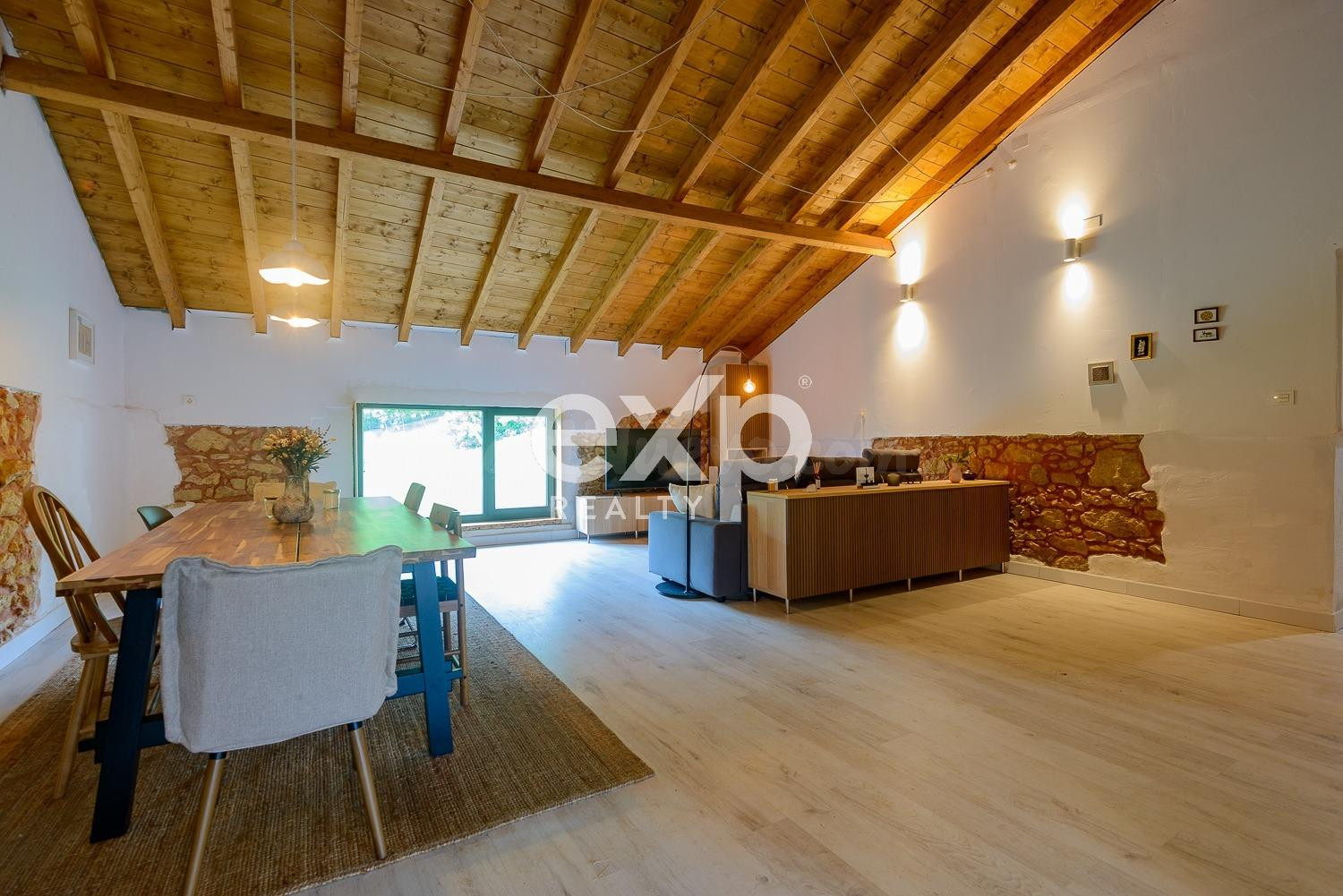 CASA REFORMADA CON TERRENO EN ENTORNO NATURAL PRIVILEGIADO – VILLANUEVA (SAMARTINO), SIERO