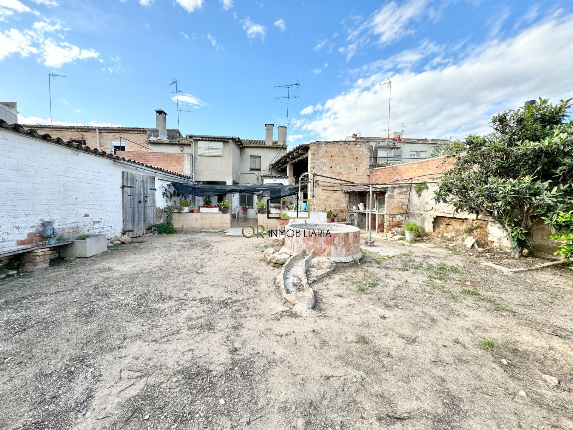 Amplia casa de 6 habitaciones con jardín para reformar en el corazón de Santa Margarida i els Monjos