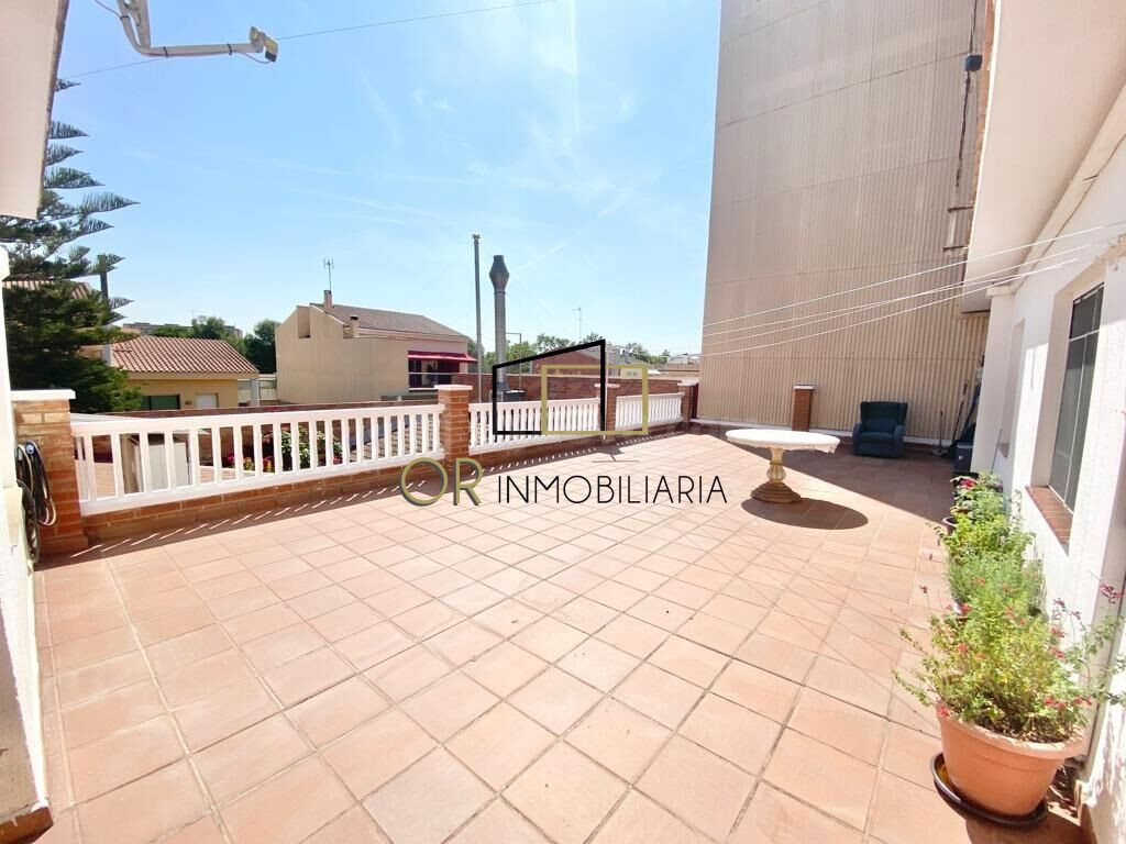 Casa de 4 habitaciones con negocio en Santa Margarida i els Monjos