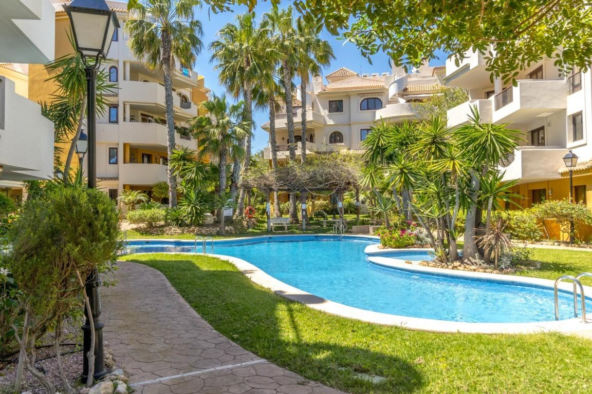 GRAN ÁTICO EN TORREVIEJA: 2 HAB, 1 BAÑO