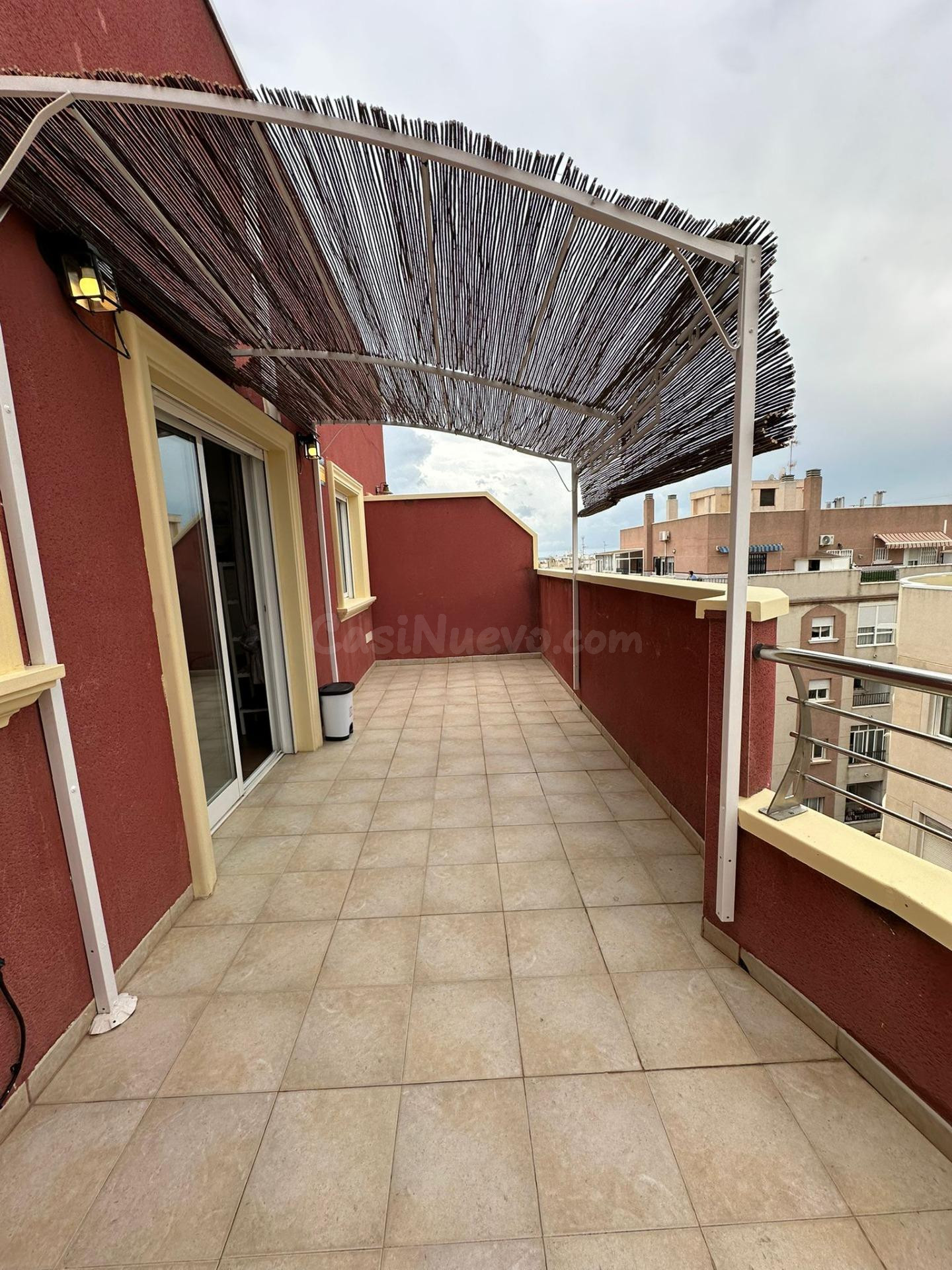 GRAN ÁTICO EN TORREVIEJA: 2 HAB, 1 BAÑO