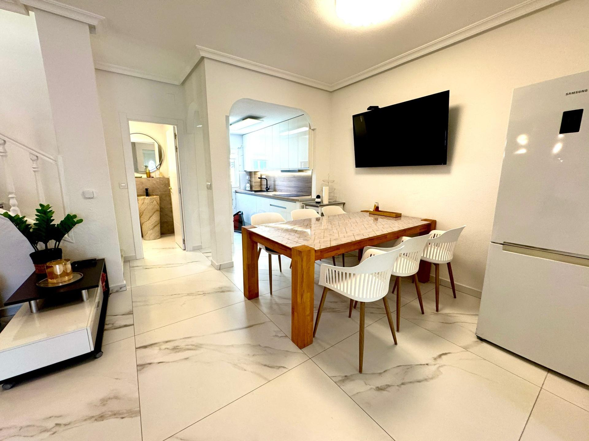 GRAN DÚPLEX EN TORREVIEJA: 2 HAB, 1 BAÑO, 1 ASEO
