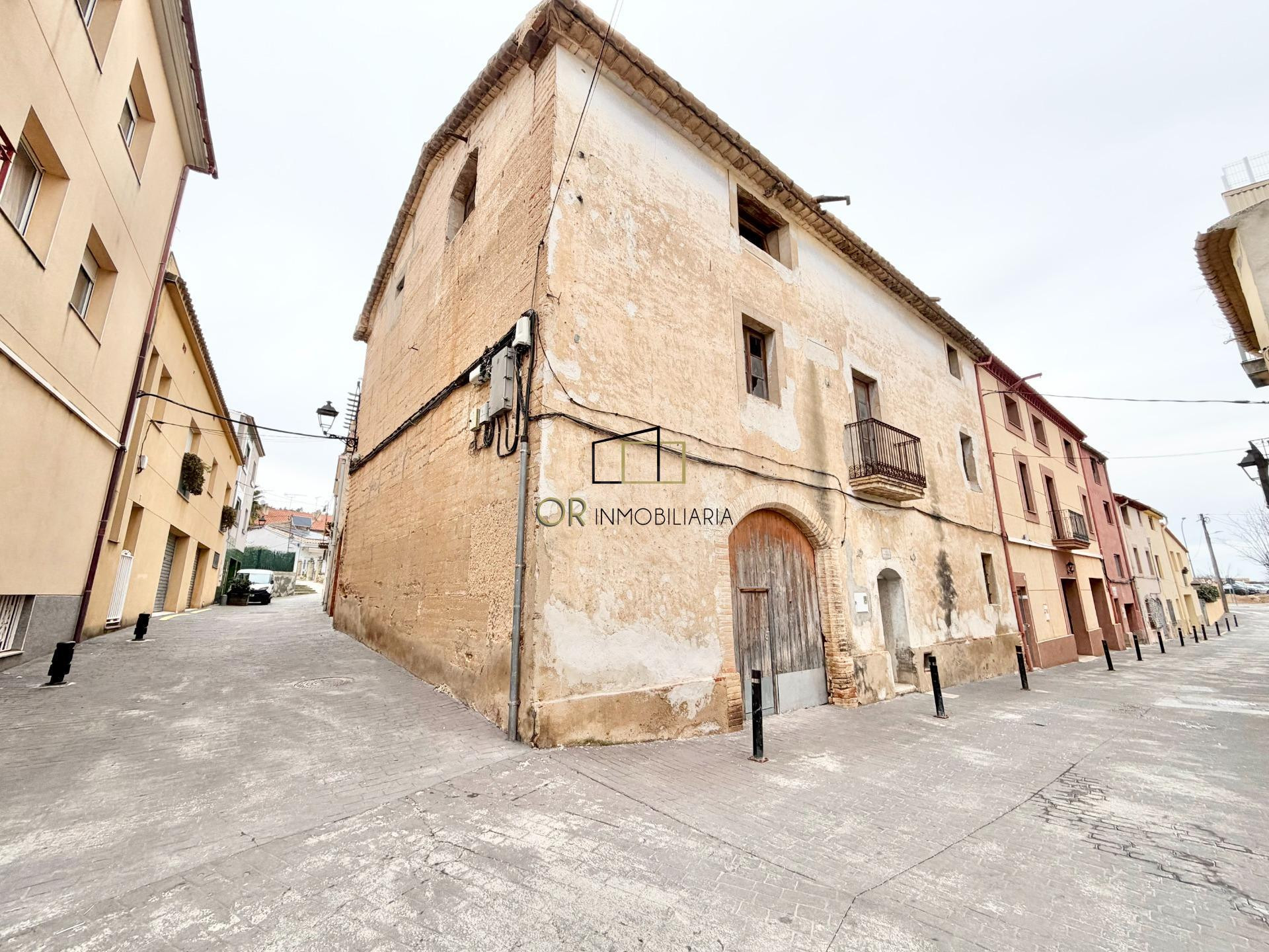 Gran casa de 1890 para reformar completamente en el centro de Torrelles de Foix con patio de 100 m2