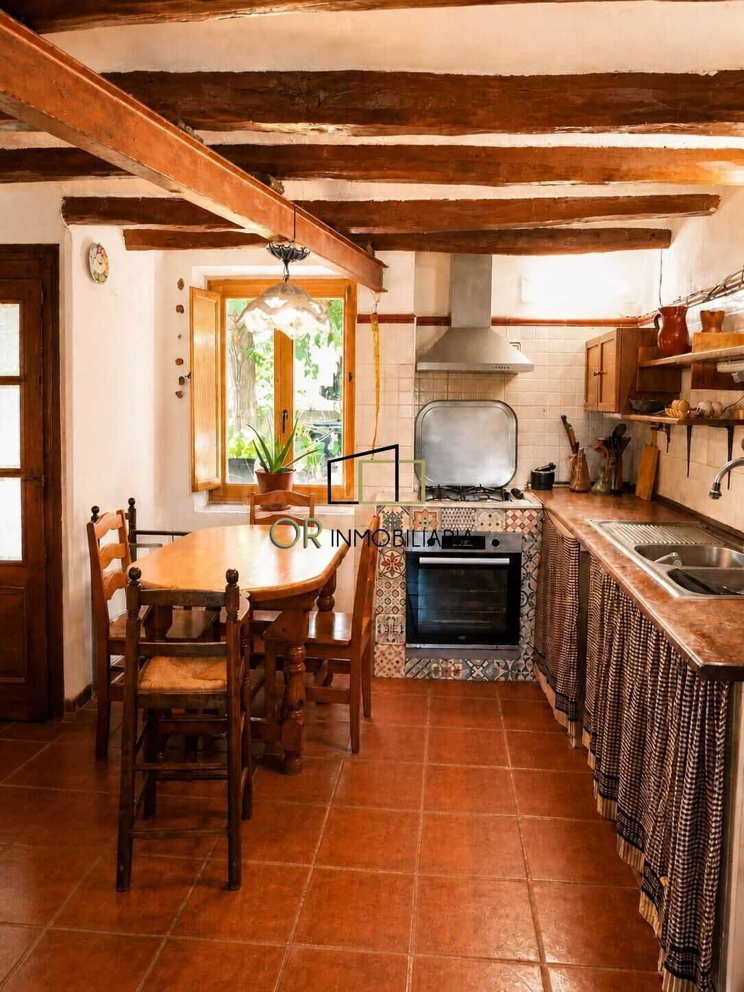 Casa a tres vientos con 4 habitaciones y parcela rústica de 4.202 m2 en Mediona