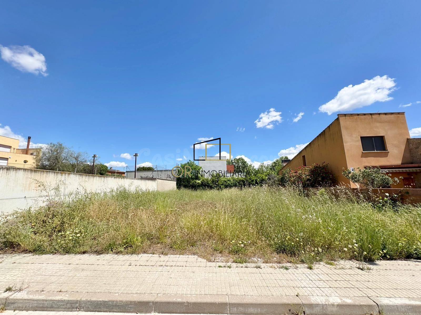 Parcela urbana de 397 m2 para construir casa independiente a cuatro vientos