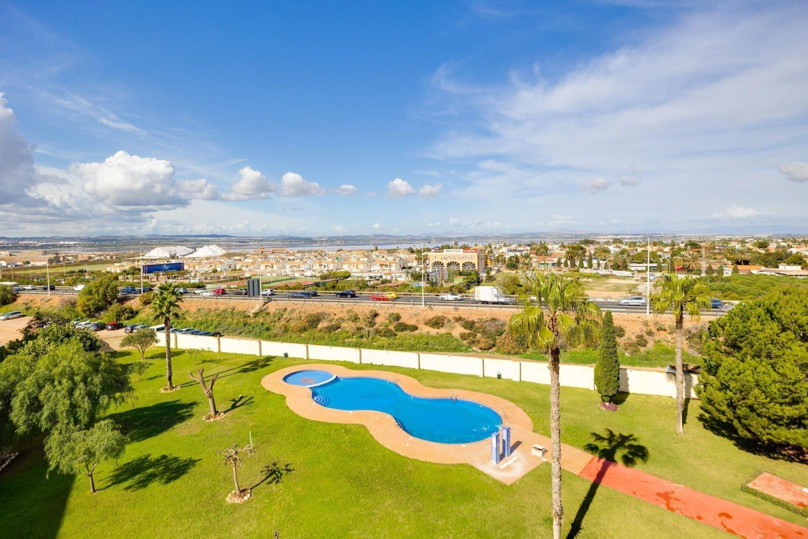 GRAN ÁTCICO EN TORREVIEJA: 2 HAB,  1 BAÑO