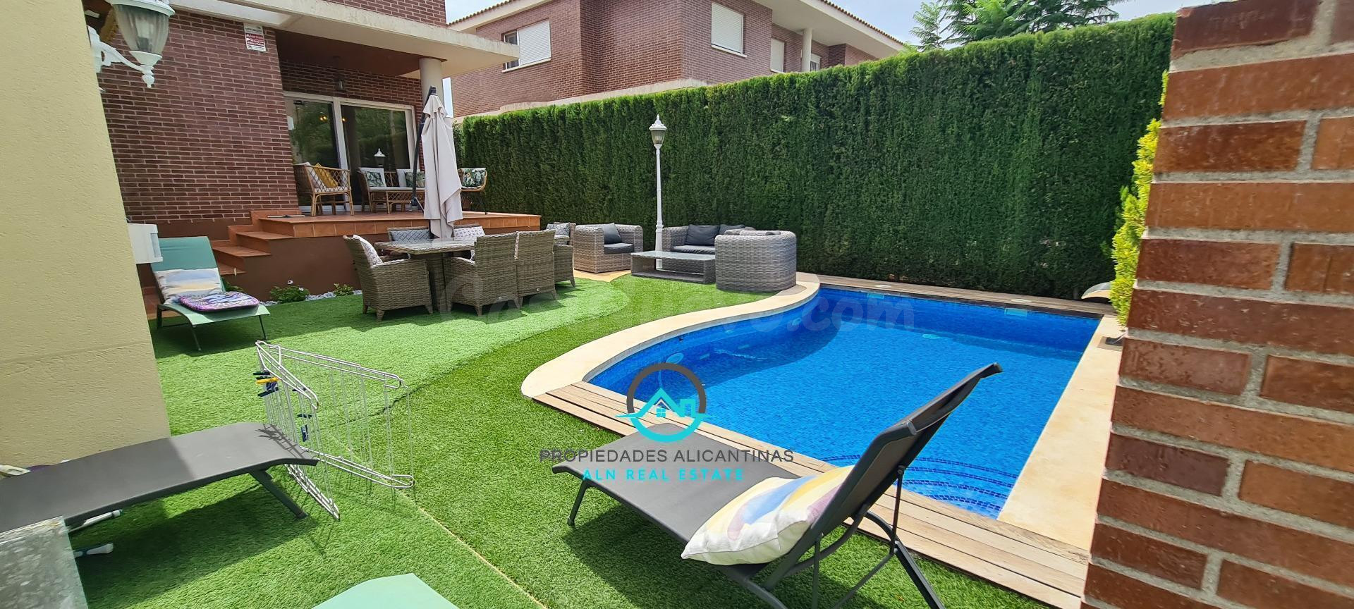Precioso pareado en Muchamiel con piscina privada