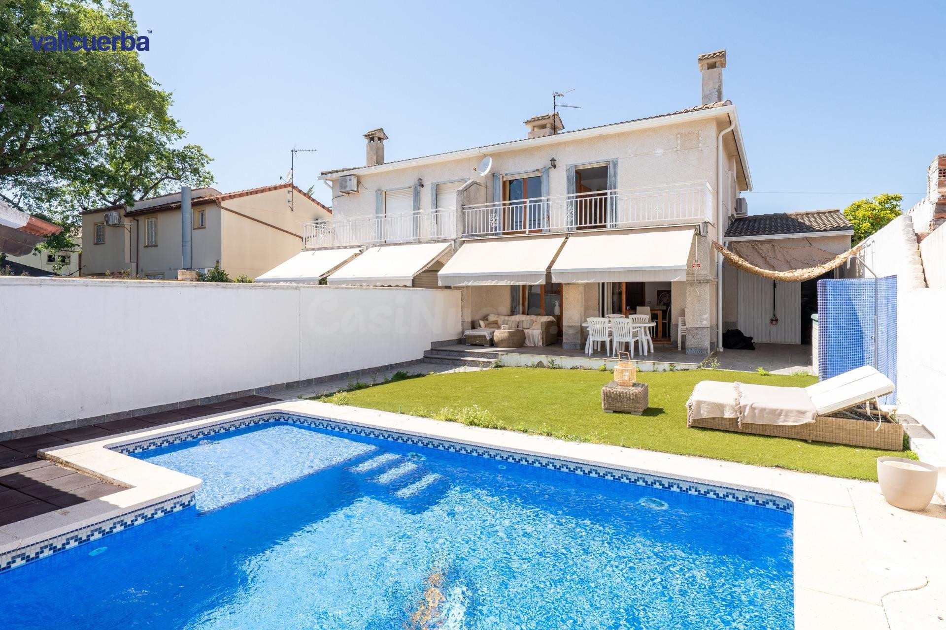 CASA  PAREADA CON PISCINA PRIVADA, PARKING, BARBACOA ANDANDO A LA PLAYA  (ZONA MUY DEMANDADA)