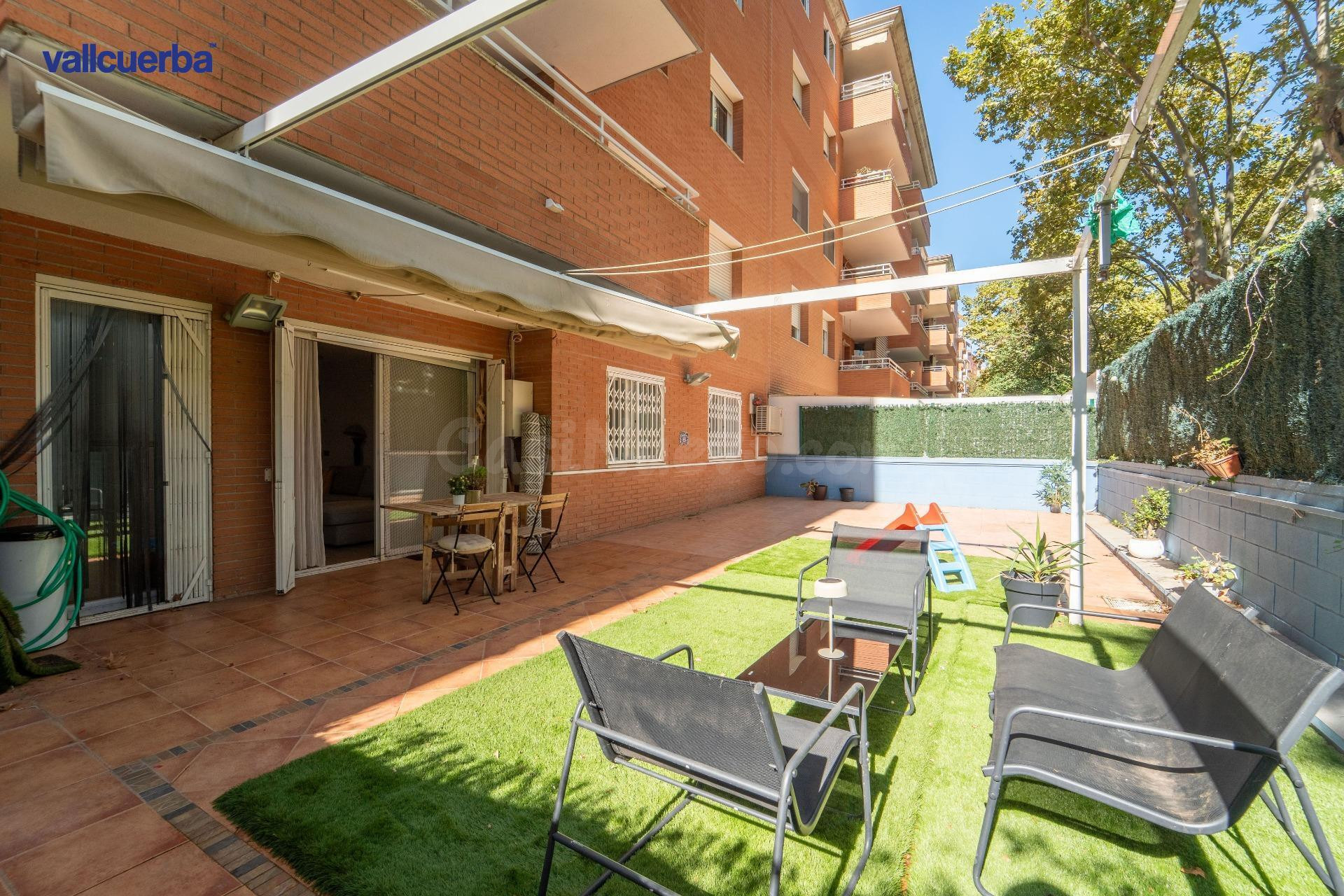 PLANTA BAJA CON GRAN TERRAZA-JARDÍN Y PLAZA DE APARCAMIENTO: DISFRUTA DE LA SENSACIÓN DE VIVIR EN UNA CASA