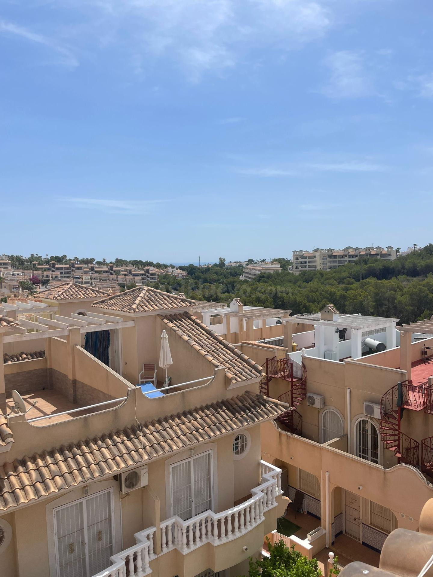 GRAN CHALET PAREADO EN VILLAMARTIN, LAS FILIPINAS, ORIHUELA COSTA: 2 HAB, 1 BAÑO