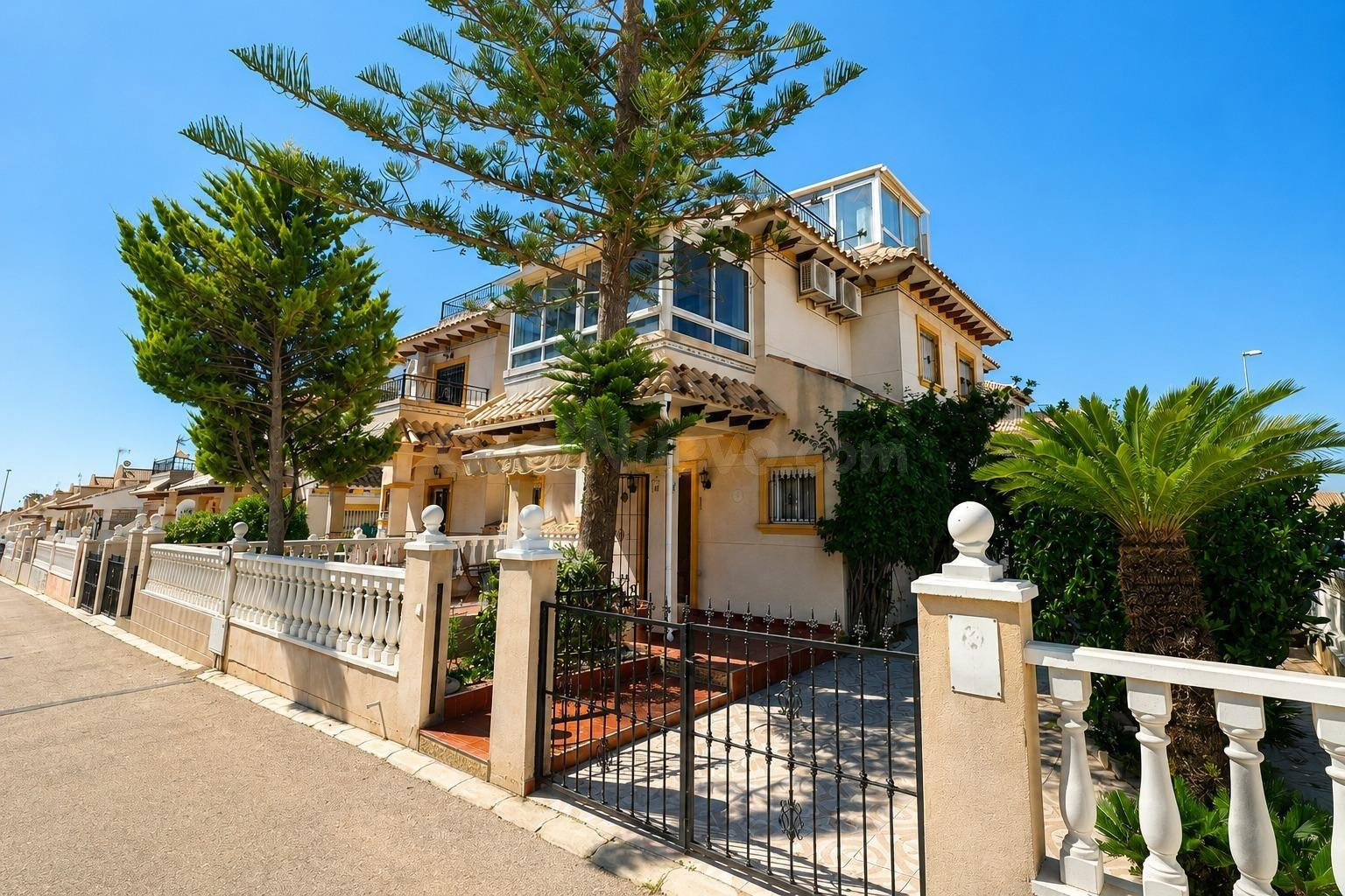 GRAN CHALET PAREADO EN ORIHUELA: 2 HAB, 1 BAÑO, 1 ASEO