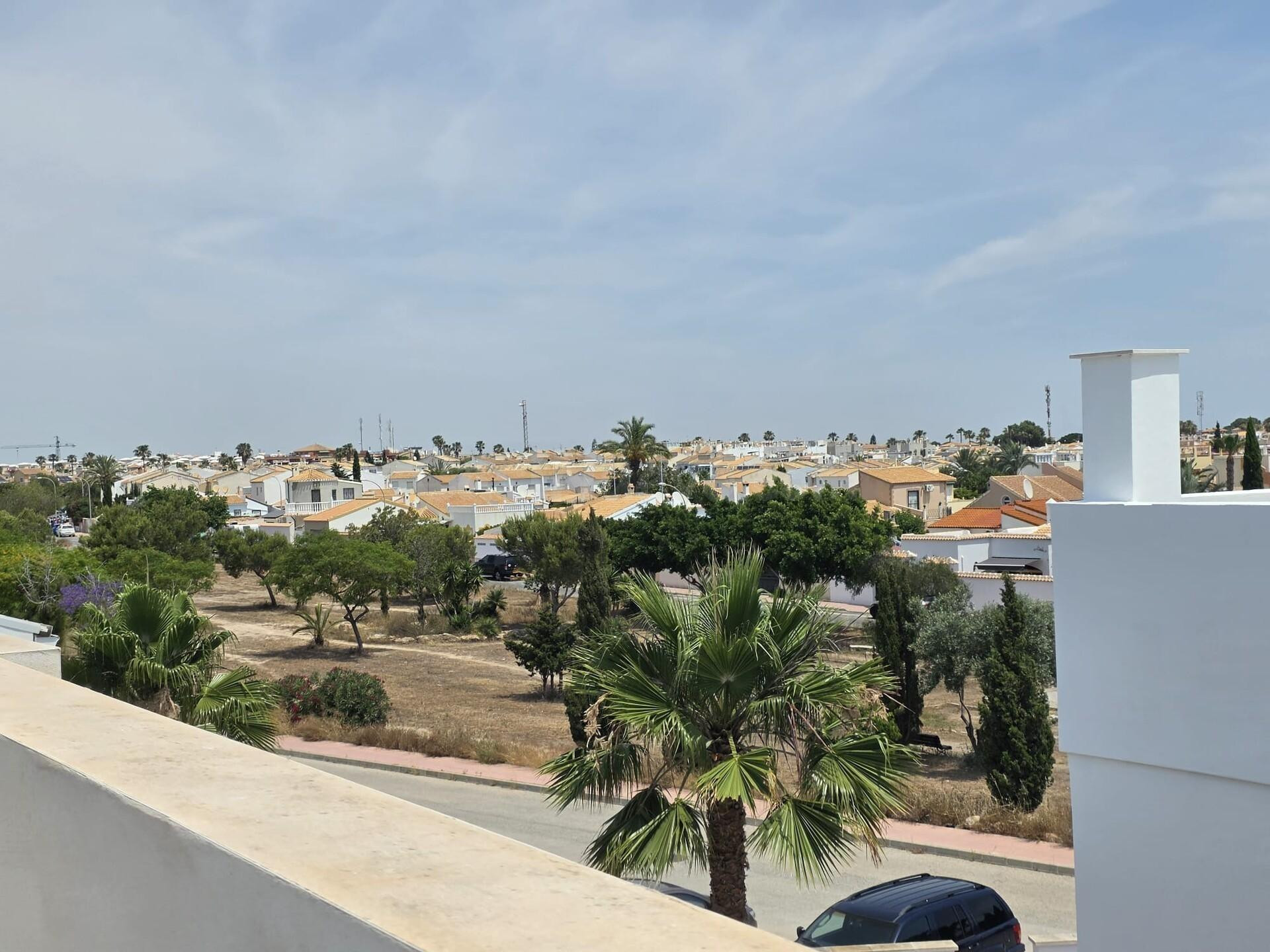 GRAN ADOSADO EN TORREVIEJA: 3 HAB, 2 BAÑOS 1 ASEO
