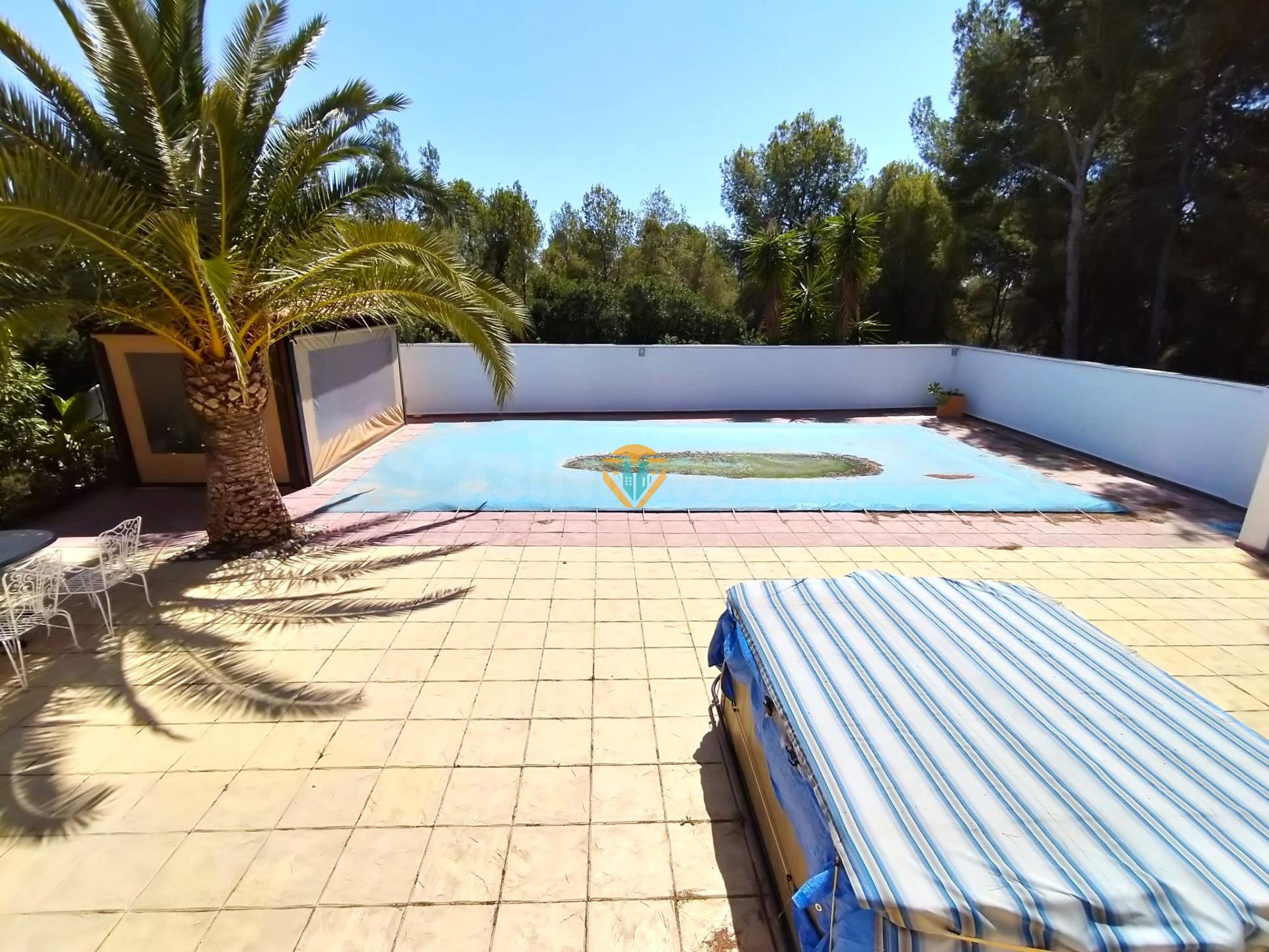 CHALET INDEPENDIENTE CON PISCINA Y CERCA DE SERVICIOS