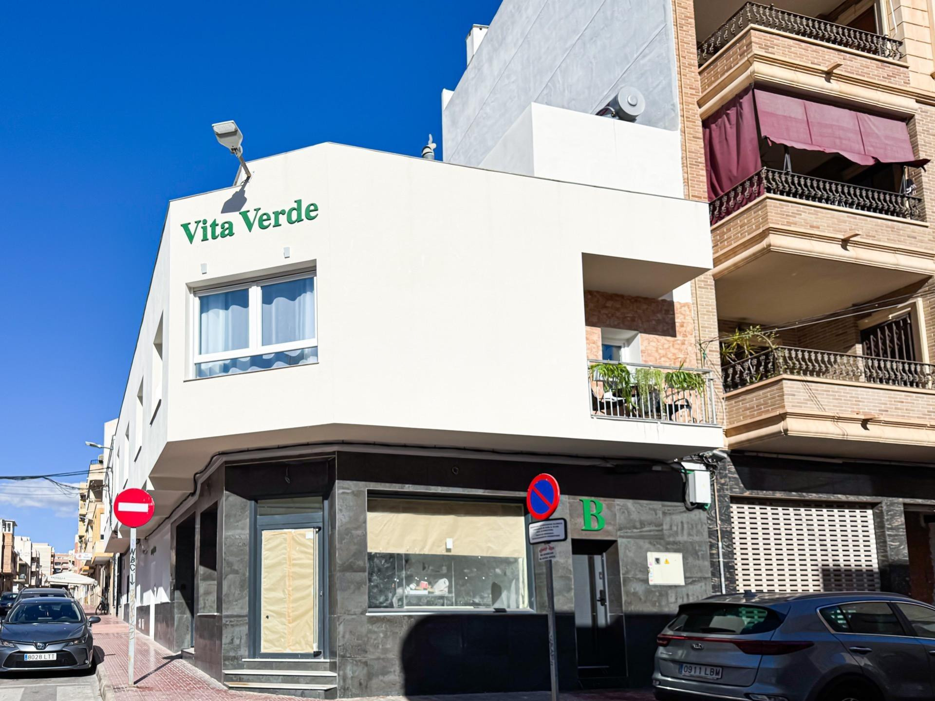 GRAN HOTEL EN EL CENTRO DE TORREVIEJA: 12 HAB, 12 BAÑOS