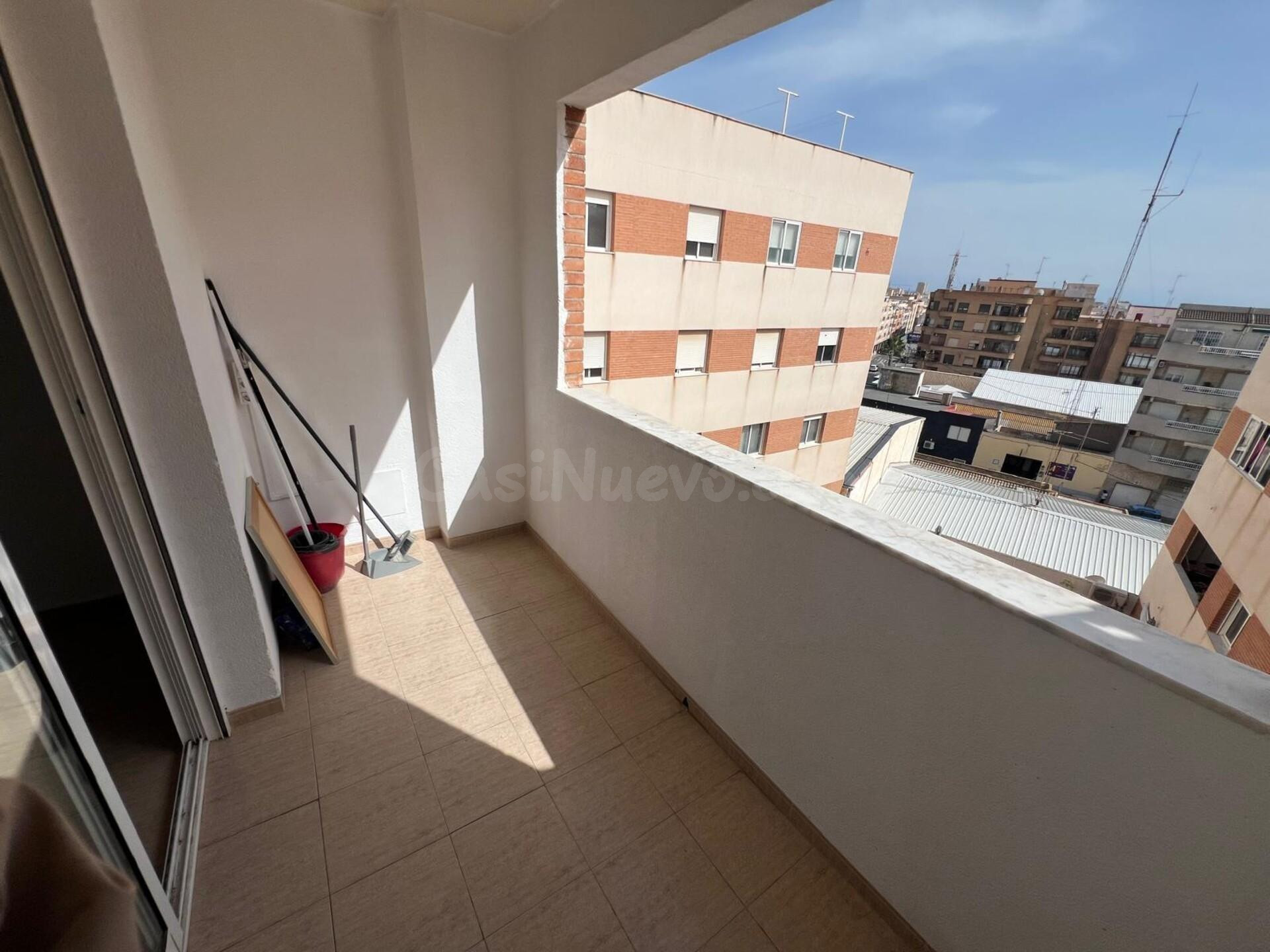APARTAMENTO CENTRICO EN TORREVIEJA: 2 HAB, 1 BAÑO