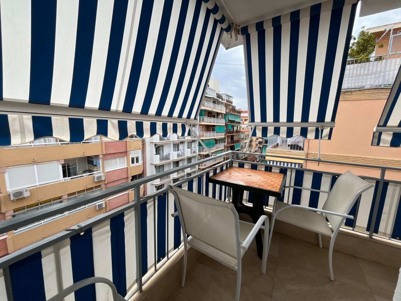 ¡Oportunidad única! Apartamento a tan solo 200m de la playa de Poniente con 3 habitaciones.