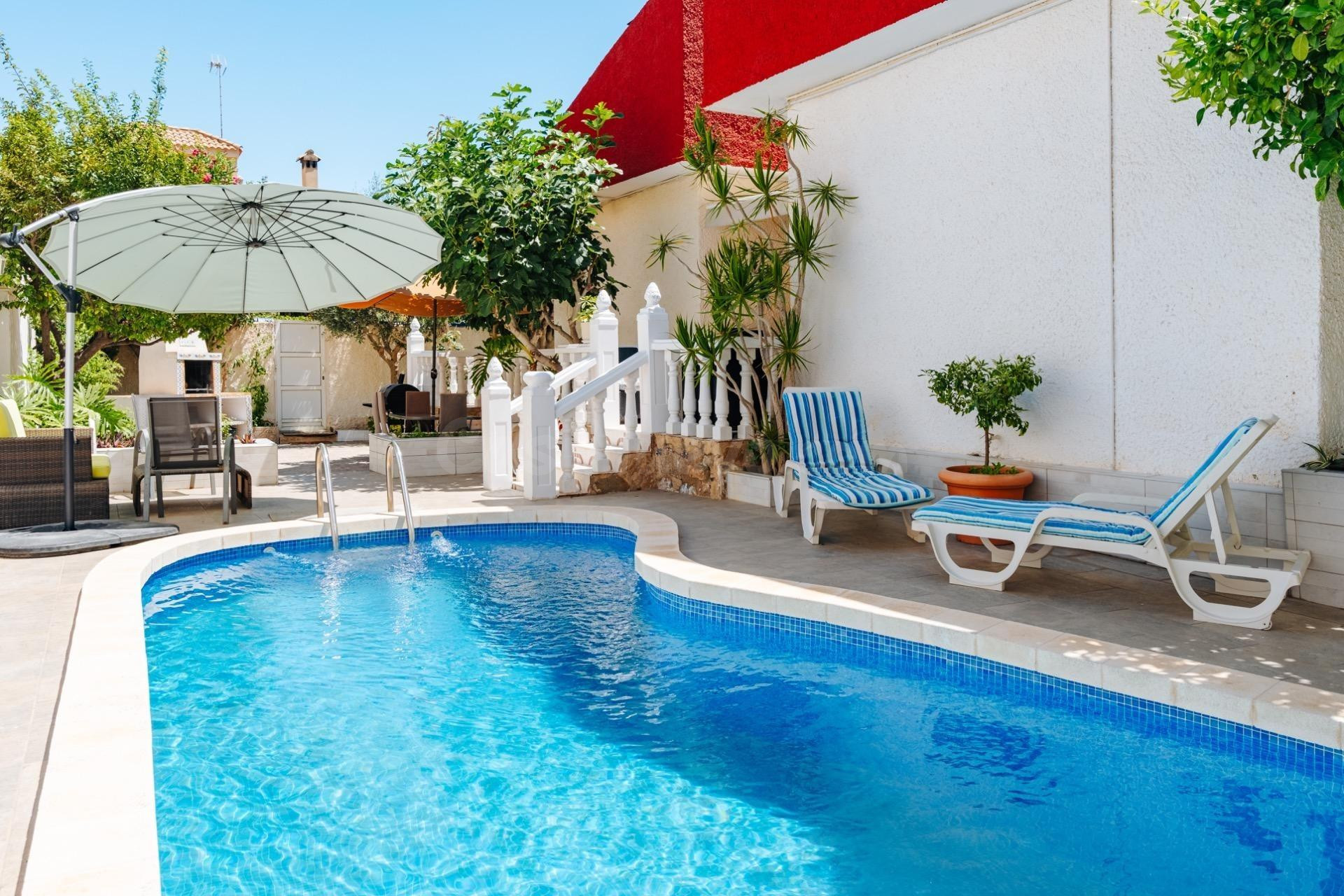 GRAN VILLA EN TORREVIEJA: 3 HAB, 2 BAÑOS