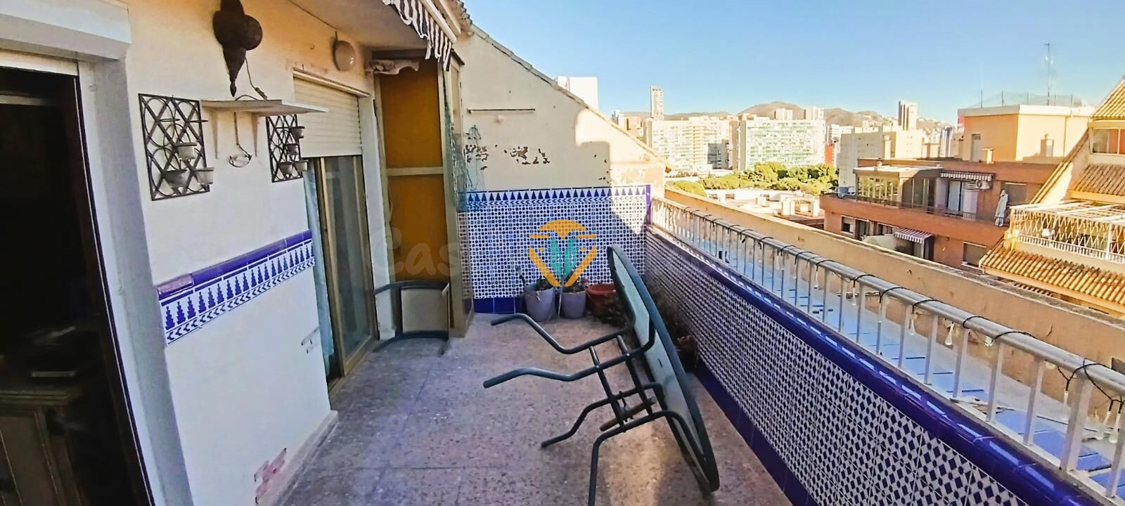 Ático en Benidorm: Espacio y Comodidad a Pasos del Mar