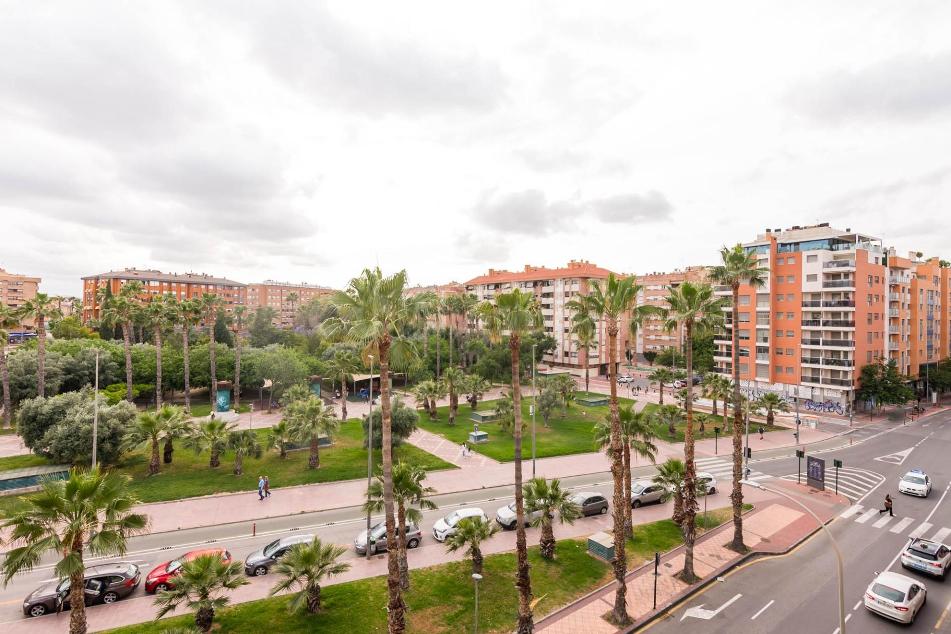 PISO REFORMADO CON VISTAS AL JARDÍN JUNTO AL HOSPITAL MORALES MESEGUER