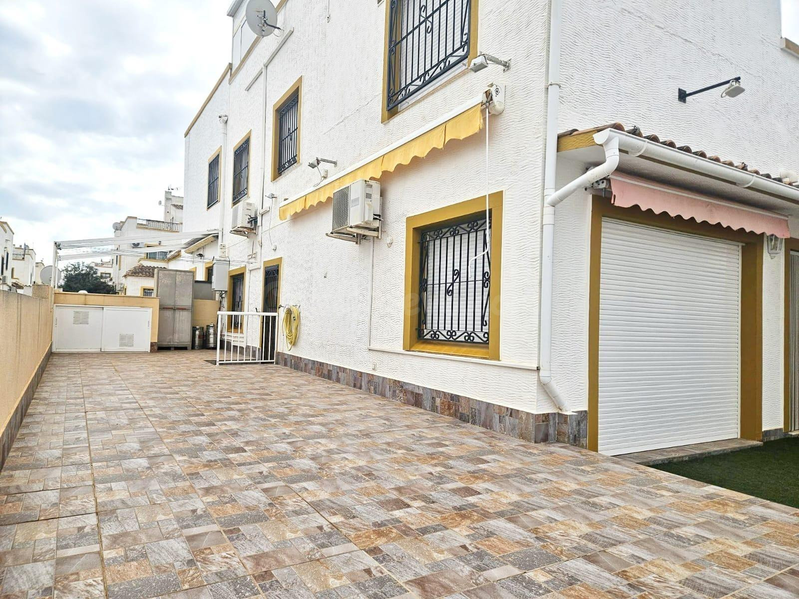 GRAN CHALET EN ORIHUELA COSTA: 6 HAB,  2 BAÑOS