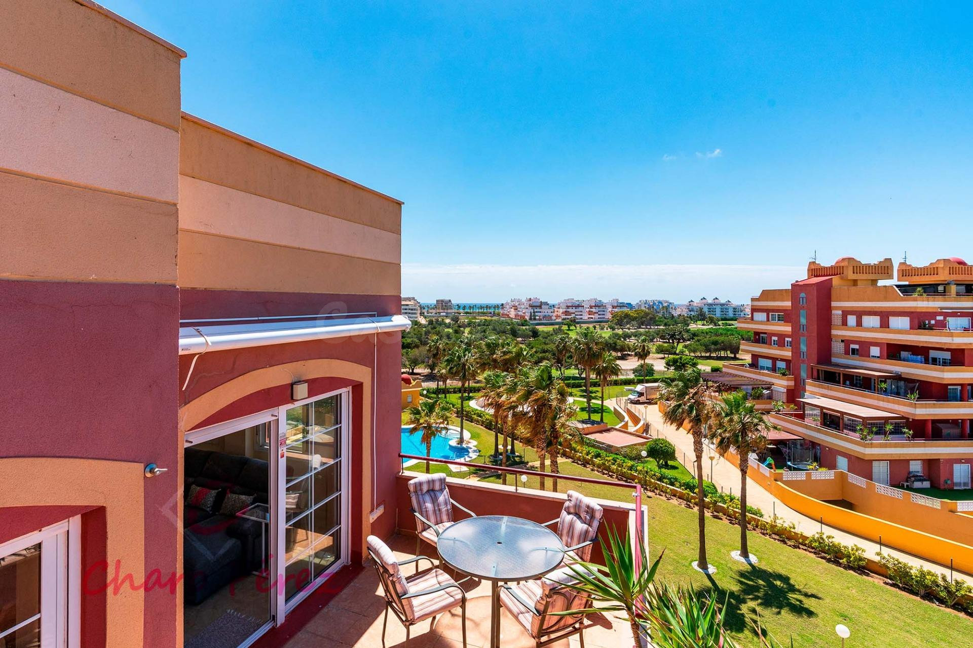 Excepcional ático dúplex en el Residencial Los Pelicanos, ubicado junto al Club de Golf Playa Serena, Roquetas de Mar.