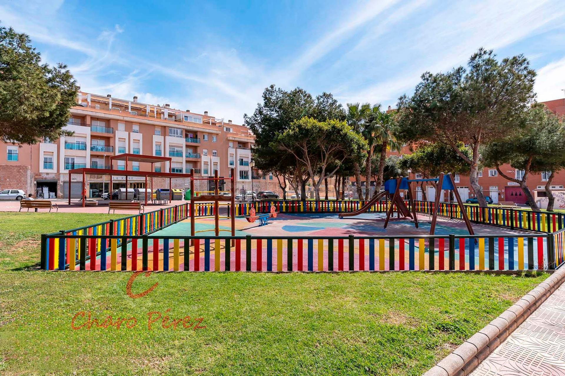 Amplio y luminoso piso con terraza y plaza de garaje en Las Marinas, Roquetas de Mar