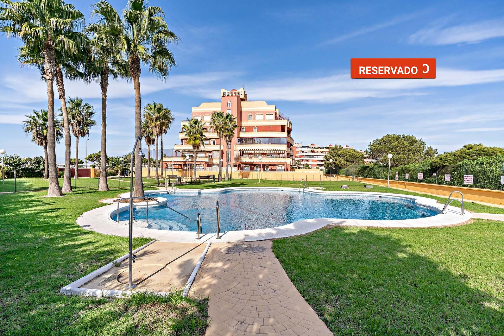 ¡Listo para ti! Residencial con piscina en pleno campo de golf y a un paseo de la playa.